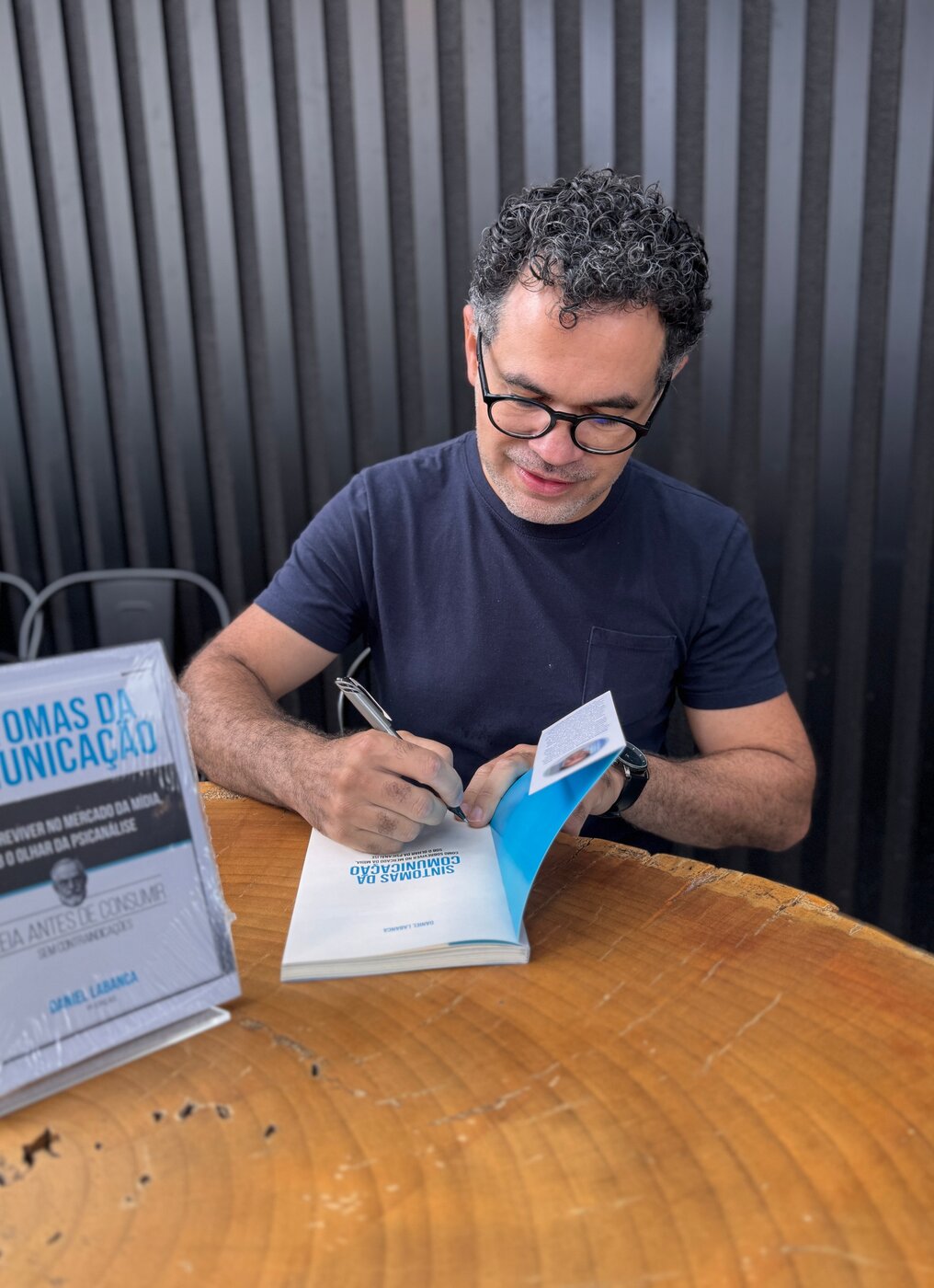 Daniel Labanca autografando o livro Sintomas da Comunicação