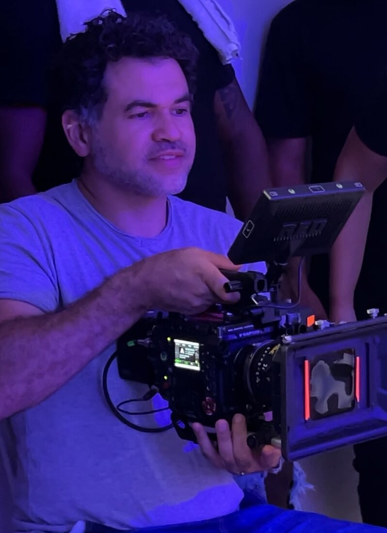 Daniel Labanca no set, com câmera RED